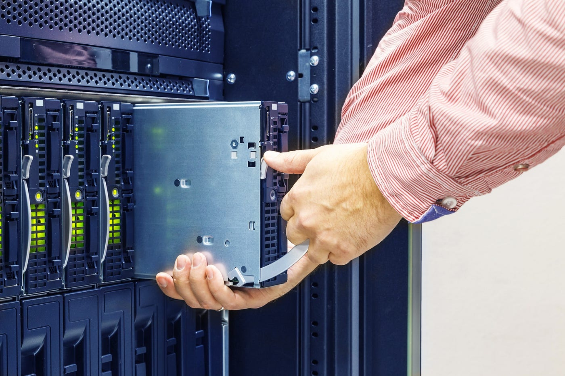 Web Siteniz İçin Doğru Hosting Seçimi: Paylaşımlı mı, VPS mi, Dedicated mı?